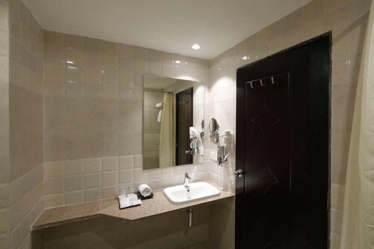 Regenta Inn Ranip Ahmedabad Bagian luar foto